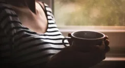 क्या सुबह का पहला घूंट आपकी जिंदगी को बदल सकता है? आयुर्वेद से जानें असली हेल्थ हैक