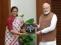सुभद्रा योजना की 5वीं किस्त: ओडिशा उपमुख्यमंत्री प्रवती परिदा ने PM मोदी से मिलकर दी ₹5,160 करोड़ हस्तांतरण की जानकारी