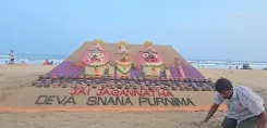 स्नान पूर्णिमा पर पद्मश्री सुदर्शन पटनायक ने पुरी बीच पर बनाई जगन्नाथ की भव्य रेत कलाकृति