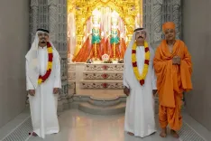 Did Sultan Ahmed bin Sulayem and his son visit the BAPS Hindu Mandir in Abu Dhabi?