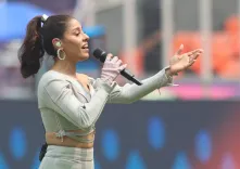 Sunidhi Chauhan calls KBC hot seat opposite Amitabh Bachchan a dream