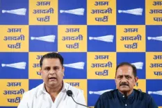 मुंडका में सेप्टिक टैंक में दम घुटने से 3 मौतें, 'आप' ने दिल्ली में सुरक्षा कानून की मांग की