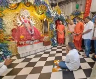 क्या हर्ष संघवी ने शारदीय नवरात्रि के पहले दिन अंबिका निकेतन मंदिर में पूजा की?