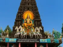 क्या सूर्यनारायण स्वामी मंदिर में भगवान सूर्य अपनी दोनों पत्नियों के साथ दर्शन देते हैं?