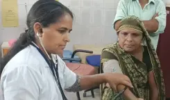 क्या बनासकांठा में स्वास्थ्य शिविरों में डॉक्टरों ने गर्भवती महिलाओं और बच्चों की निःशुल्क जांच की?