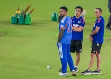 टी20 वर्ल्ड कप: फाइनल से पहले मंदिर पहुंचे कप्तान, हेड कोच के साथ हनुमानजी का आशीर्वाद लिया