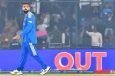 टी20 वर्ल्ड कप: वरुण चक्रवर्ती की 'मिस्ट्री' फीकी पड़ी, क्या कुलदीप यादव को मिलेगा फाइनल में मौका?