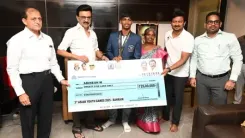 तमिलनाडु: मुख्यमंत्री एम के स्टालिन ने 'एशियाई युवा खेलों' के स्वर्ण पदक विजेताओं को 25-25 लाख का चेक सौंपा  