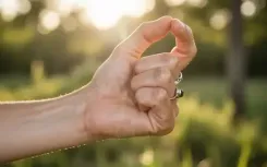 तनाव, अनिद्रा और थकान से राहत दिलाने में मदद करती है चिन्मय मुद्रा, सेहत में आएगा बड़ा बदलाव