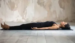 तनाव और थकान को कहना है अलविदा तो आज से ही आजमाएं शवासन