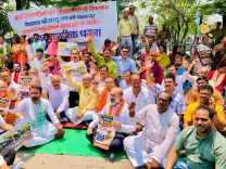 टाटानगर में ट्रेनों की लेटलतीफी पर गुस्से का इजहार, विधायक सरयू राय ने किया धरना