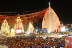 बाबा बैद्यनाथ धाम में तीसरी सोमवारी पर 12 किमी लंबी कतार, करीब 4 लाख श्रद्धालुओं के जलाभिषेक का अनुमान