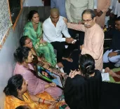 ठाणे में शिवसेना (यूबीटी) नेता प्रदीप पूर्णेकर की हत्या: उद्धव ठाकरे परिवार से मिले, आदित्य ने सरकार को घेरा