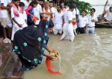 Why Are Thousands Gathering at River Ghats in Bengal for Mahalaya?
