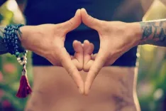 क्या थायरॉइड और पीसीओडी में सहायक है योनि मुद्रा, जो हार्मोनल संतुलन को बेहतर बनाती है?