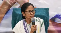 ममता बनर्जी सुप्रीम कोर्ट पहुँचीं, TMC नाम-चिह्न फ्रीज के खिलाफ चुनाव आयोग के फैसले को दी चुनौती