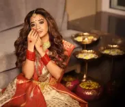 क्या ट्रेडिशनल लुक में टीना दत्ता ने रवींद्रनाथ टैगोर की कविता से जोड़ा भाव?