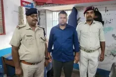 कोडरमा स्टेशन पर जीआरपी ने दबोचा: ट्रेन में पिस्टल लहराकर यात्रियों को धमका रहा था युवक, 24 कारतूस बरामद