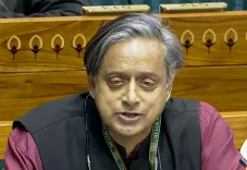 शशि थरूर: ट्रांसजेंडर व्यक्ति को नागरिक अधिकारों का हकदार होना चाहिए