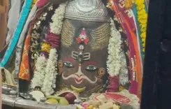 महाकाल का त्रिनेत्र दर्शन: आषाढ़ चतुर्थी पर भस्म आरती में बेल पत्र, मुकुट और रुद्राक्ष माला से भव्य शृंगार