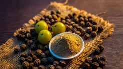 क्या त्रिफला आयुर्वेद का त्रिदोष संतुलक है जो शरीर को अंदर से साफ करता है?