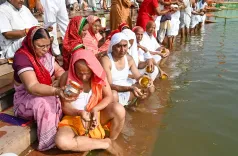 क्या त्रिवेणी की लहरों में पितरों को मिलता है वैकुंठ का मार्ग? जानें प्रयागराज में श्राद्ध कर्म का रहस्य