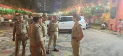 त्योहारों से पहले पुलिस अलर्ट मोड में, सेक्टर-142 क्षेत्र में की गई फ्लैग मार्च और सुरक्षा समीक्षा