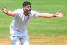 क्या उमेश यादव भारतीय पिचों पर विदेशी पिचों से ज्यादा सफल तेज गेंदबाज हैं?