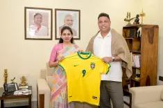 रक्षा खडसे ने फुटबॉल लेजेंड रोनाल्डो नाजारियो से की मुलाकात, बोलीं — 'उनका सफर पीढ़ियों को करेगा प्रेरित'