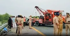 उन्नाव: आगरा-लखनऊ एक्सप्रेसवे पर बस-कार टक्कर में 5 की मौत, दो बच्चियाँ भी शामिल