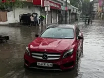 यूपी: पानी में डूबी मर्सिडीज कार, मालिक ने नगर आयुक्त को भेजा लीगल नोटिस