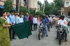 यूपी : देवरिया में 'तिरंगा यात्रा' में शामिल हुए जिले के सफाई कर्मचारी