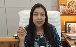 यूपी महिला आयोग सदस्य प्रियंका मौर्य का अखिलेश पर तीखा वार: 'पत्नी के लिए एक शब्द नहीं बोल सके'