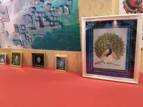 यूपी ट्रेड शो 2026: आगरा के ताज हैंडीक्राफ्ट स्टॉल पर ज्वेल कारपेट की बारीक कारीगरी, डेढ़ महीने की मेहनत
