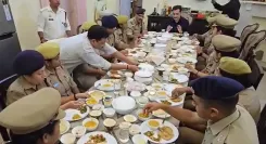 क्या वाराणसी में महिला पुलिसकर्मियों का सम्मान एक नई पहल है?