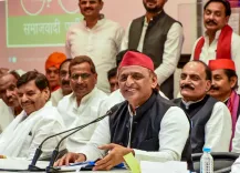 यूपी 2027: भाजपा के '80-20' नैरेटिव को काटने के लिए सपा ने अपनाया 'सॉफ्ट हिंदुत्व' का रास्ता
