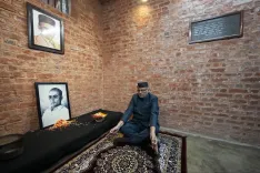 सेल्युलर जेल में उपराष्ट्रपति सीपी राधाकृष्णन ने दी श्रद्धांजलि, वीर सावरकर की कोठरी का किया दौरा