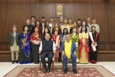 उपराष्ट्रपति ने दार्जिलिंग के युवाओं के डेलीगेशन से संवाद करते हुए सांस्कृतिक विरासत के संरक्षण की अपील की