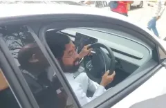 उपमुख्यमंत्री एकनाथ शिंदे ने की टेस्ला कार की पहली टेस्ट ड्राइव
