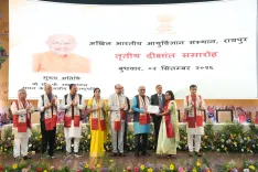 उपराष्ट्रपति सीपी राधाकृष्णन ने एम्स रायपुर दीक्षांत समारोह में दिए स्वर्ण पदक, नक्सलमुक्त छत्तीसगढ़ की तारीफ