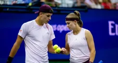 Muchova-Mensik survive two match points to reach US Open mixed doubles final