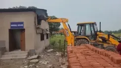 उत्तर प्रदेश: बाराबंकी में रामस्वरूप विश्वविद्यालय पर चला बुलडोजर, एनिमल हाउस हुआ जमींदोज