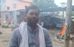 उत्तर प्रदेश: गाजीपुर में गंगा के उफान ने मचाई तबाही, श्मशान घाट डूबने से सड़कों पर हो रही अंत्येष्टि