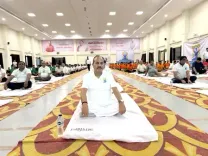 उत्तर प्रदेश: गोंडा में सामूहिक योगाभ्यास का भव्य आयोजन, मंत्री दारा सिंह चौहान बने हिस्सा