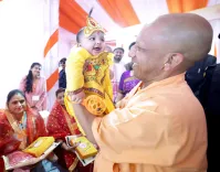 जन्माष्टमी पूर्व मथुरा में CM योगी ने 7,240 लाभार्थियों को बाँटी सहायता, स्वामी हरिदास प्रेक्षागृह का लोकार्पण