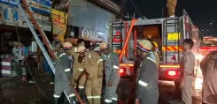 मुरादाबाद रेलवे स्टेशन के सामने गेस्ट हाउस में भीषण आग, 2 दुकानें जलीं; कोई जनहानि नहीं