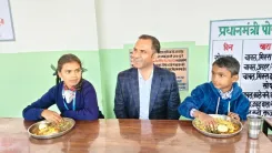 उत्तराखंड में जिलाधिकारी का किचन दौरा, बच्चों के साथ मिड-डे मील का अनुभव