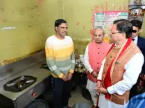 उत्तराखंड : सीएम पुष्कर धामी ने रेस्टोरेंट में पहुंच लिया रसोई गैस आपूर्ति का जायजा