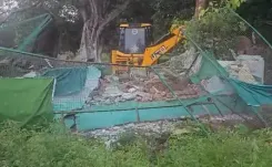 धामी सरकार ने काशीपुर में अवैध कब्जे की नीयत से बनी मजारों पर चलाया बुलडोजर, 5 संरचनाएं ढहाई