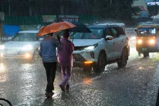 उत्तराखंड में मूसलाधार बारिश का रेड अलर्ट, चार धाम यात्रा रोकी; हिमाचल-UP में भी भारी वर्षा की चेतावनी